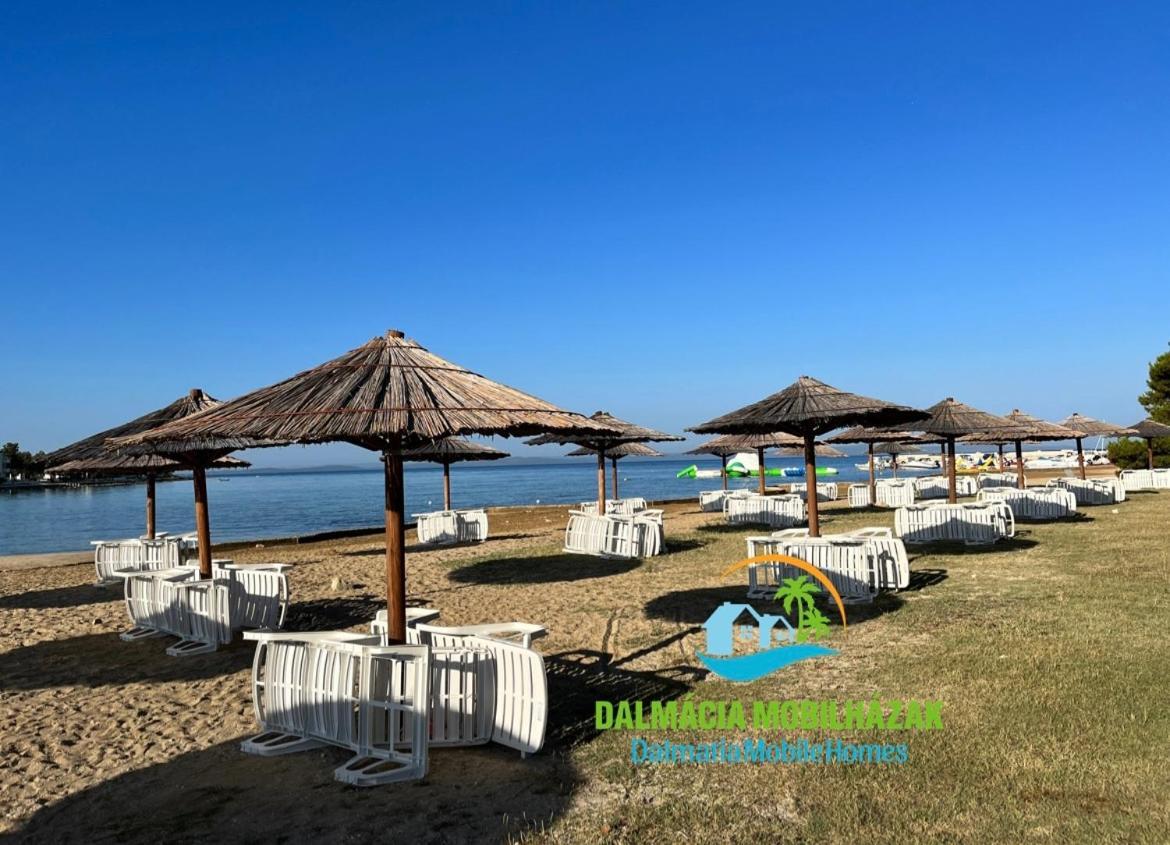 Lakokocsik A Tengerparton - Caravans At The Sandy Beach بريفلاكا المظهر الخارجي الصورة